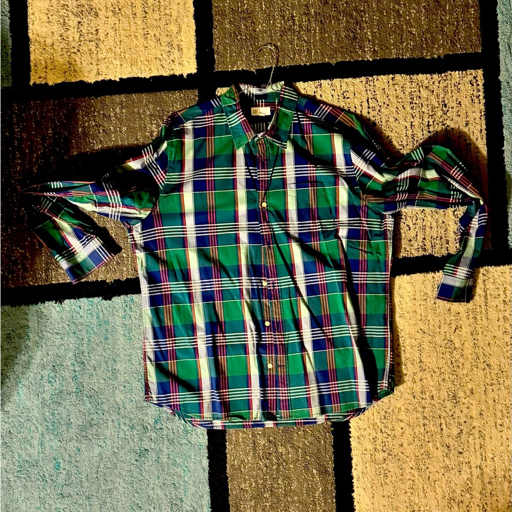 Men’s button up Gap shirt.